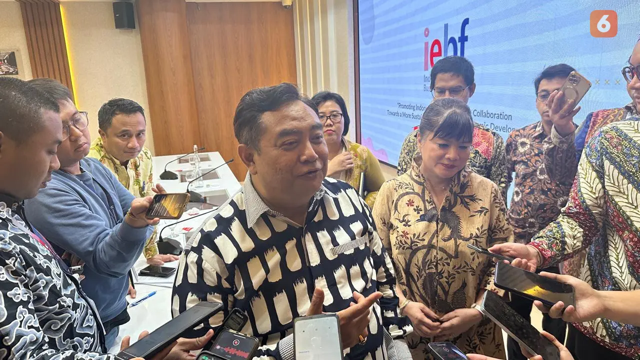 Direktur Jenderal (Dirjen) Amerika dan Eropa Kemlu RI Umar Hadi dalam pernyataan pers kepada media di Jakarta, Jumat (27/9/2024). (Liputan6.com/Benedikta Miranti)