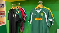Jersey spesial yang terinspirasi dari seragam Persebaya Surabaya pada 2004 kini hadir di Pekan Raya Jatim 2026. (Bola.com/Aditya Wany)
