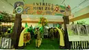 Pengunjung keluar dari areal Mini Zoo yang ada di Pekan Lingkungan Hidup Kehutanan 2016 di JCC Jakarta, Kamis (9/6/2016). Mini Zoo menampilkan beberapa koleksi hewan reptil dan unggas. (Liputan6.com/Helmi Fithriansyah)
