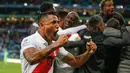 Gelandang timnas Peru, Victor Yotun Victor Yotun merayakan gol rekannya Paolo Guerrero ke gawang Cile pada semifinal Copa America 2019 di Arena do Gremio, Kamis (4/7/2019) pagi. Peru lolos ke final Copa America 2019 setelah mengalahkan Cile dengan skor 3-0 (AP/ Andre Penner)