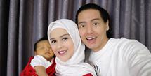 Cut Meyriska dan Roger Danuarta kini tengah menikmati peran barunya sebagai orangtua. Tentu bukan hal mudan, bagi Cut Meyriska, menjadi seorang ibu adalah pengalaman baru yang luar biasa untuknya. (Instagram/cutratumeyriska)