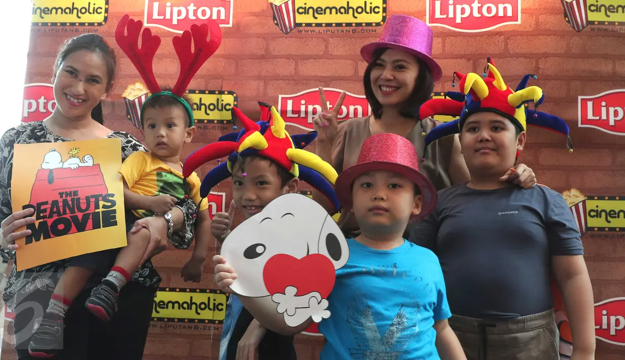 Pengunjung melakukan foto bersama jelang nobar Peanut Snoopy di Blitz Megaplex, Jakarta, Sabtu (12/12/2015). Nonton bareng tersebut diselenggarakan oleh Cinemaholic Liputan6.com bekerjasama dengan Lipton. (Liputan6.com/Angga Yuniar)
