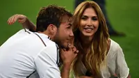 Ada Bekas Noda, Pacar Mario Goetze Pamer Belahan Payudara