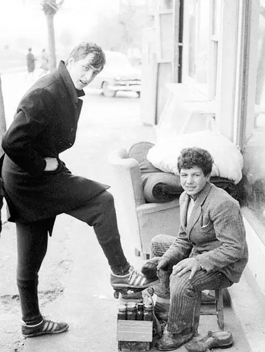 Legenda sepak bola dunia, Johan Cruyff, tampak sedang menyemir sepatunya. Pria yang meninggal pada Kamis (24/3/2016) kemarin ini merupakan peraih gelar Ballon d'Or sebanyak tiga kali. (Bola.com/Twitter)