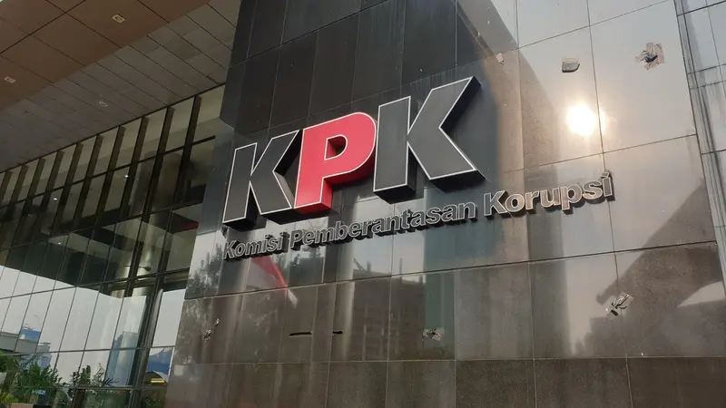 Logo KPK yang sempat tertutup kain hitam kini sudah terbuka usai demo ricuh, Jumat (13/9/2019).