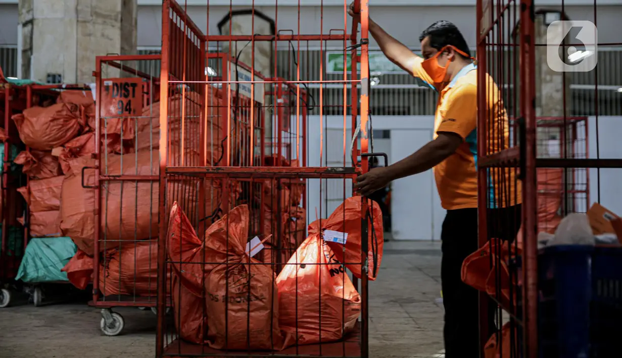 Pekerja membawa paket dan logistik yang akan didistribusikan di Sentral Pengolahan PT Pos Indonesia (Persero), Jakarta, Jumat (15/5/2020). Pengiriman paket via Pos pada H-9 Lebaran 2020 mencapai 1,8 juta barang atau naik 20 persen dibandingkan periode sama tahun lalu. (Liputan6.com/Faizal Fanani)