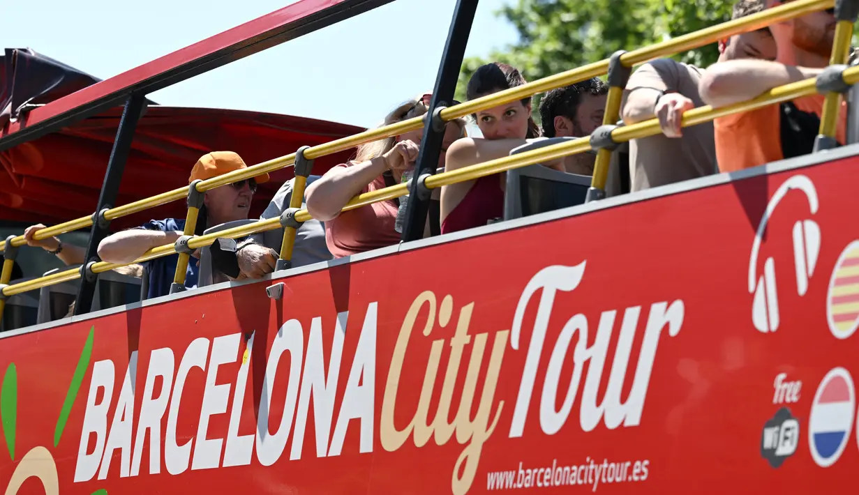 <p>Turis menikmati perjalanan bus wisata di Plaza Catalunya di Barcelona, ​​pada 11 Mei 2022. Pengunjung sekali lagi memadati jalan-jalan sempit di kawasan Gothic Barcelona yang sempit saat perjalanan global bangkit kembali dari pandemi COVID-19, menghidupkan kembali kekhawatiran atas pariwisata massal di kota pelabuhan Spanyol. (LLUIS GEN / AFP)</p>