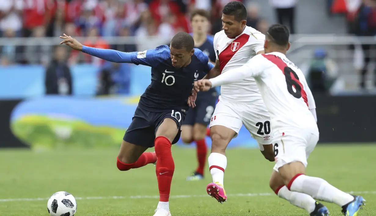 Striker Prancis, Kylian Mbappe, menggiring bola saat melawan Peru pada laga grup C Piala Dunia di Yekaterinburg Arena, Yekaterinburg, Kamis (21/6/2018). Dirinya menjadi pencetak gol termuda Prancis di turnamen bergengsi. (AP/David Vincent)
