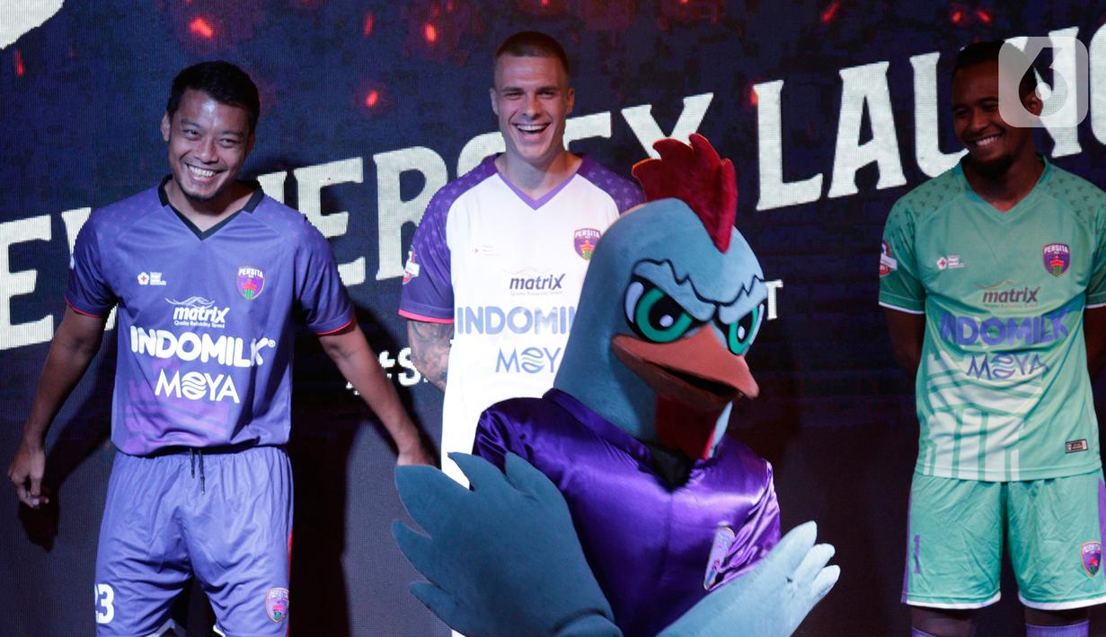 Pemain Persita Tangerang didampingi maskot Ayam Wareng  saat launching untuk 4 elemen terbaru klub jelang bergulirnya Shopee Liga 1 2020 di Gading Sepong, Tangerang, Rabu (26/2/2020). Empat elemen baru yang diluncurkan Persita Tangerang adalah tim, jersey, logo, dan maskot. (Bola.com/M Iqbal Ichsan)