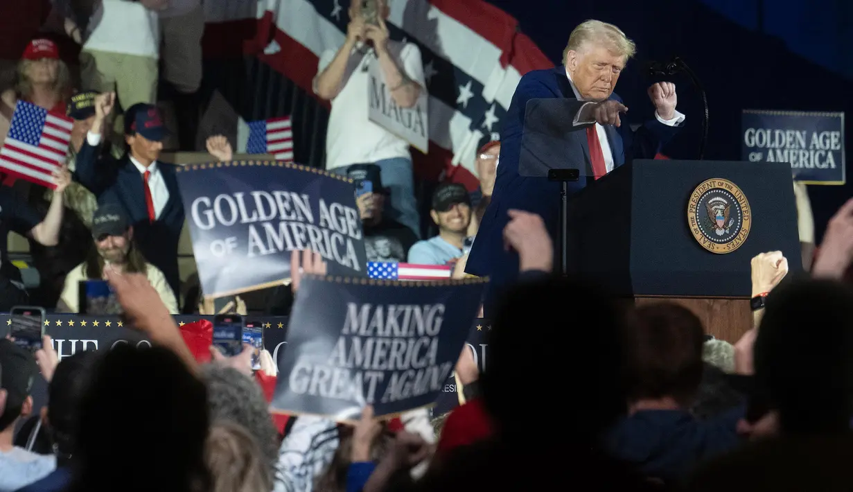 Beberapa kebijakan kontroversial Trump, di antaranya penetapan tarif besar-besaran terhadap produk asing, pemangkasan tenaga kerja federal hingga penghentian berbagai bantuan luar negeri. (Jim WATSON/AFP)