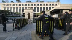 Polisi memasang barikade di depan Mahkamah Konstitusi di Seoul, Korea Selatan pada tanggal 16 Desember 2024. (JUNG YEON-JE/AFP)