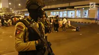 Setelah ledakan terdengar dua kali di halte Transjakarta di terminal Kampung Melayu, Jakarta Timur, seluruh area tersebut kemudian dipasangi garis polisi, Rabu (24/5). (Liputan6.com/Angga Yuniar)