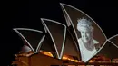 Sydney Opera House diterangi dengan potret Ratu Elizabeth II di Sydney, Australia, Jumat (9/9/2022). Ratu Elizabeth telah mengunjungi  Australia sebanyak 16 kali selama 70 tahun takhta. (AP Photo/Mark Baker)