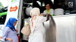 Masyarakat mengambil makanan di Food Truck di halaman masjid Istiqlal Jakarta, Rabu (24/5). Food Truck tersebut nantinya akan berkeliling membagikan makanan selama 30 hari saat bulan puasa di sejumlah titik berbeda. (Liputan6.com/Hardi)