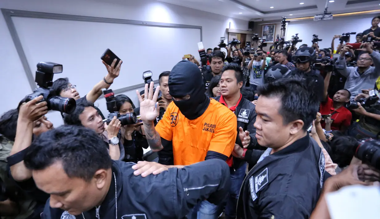 "Menurut pengakuan TS kurang lebih 1 tahun, baru 2 hari yang lalu malam hari saat TS susah tidur, dia menggunakan satu tablet, supaya dia bisa tidur pulas setelah kegiatannya," pungkas Kompol Vivick Tjangkung. (Adrian Putra/Bintang.com)