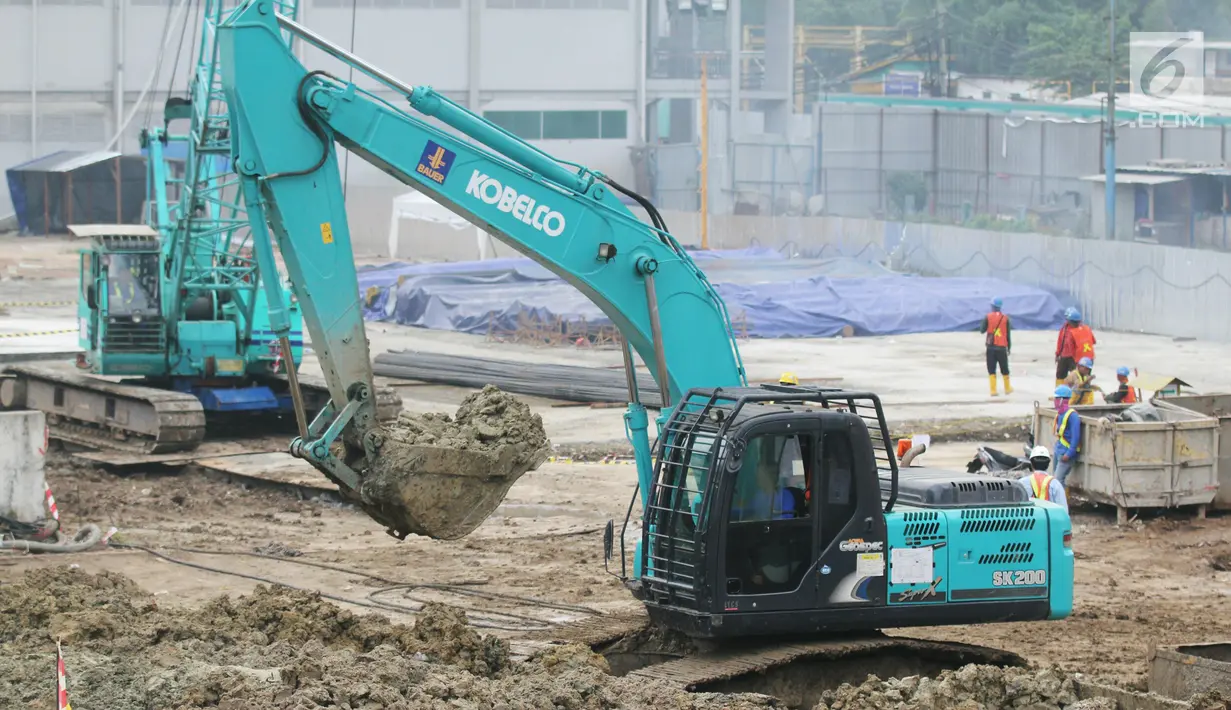 Pekerja menggunakan alat berat untuk mengeruk tanah saat proyek pembangunan pasar modern di Bendungan Hilir, Jakarta, Selasa (8/8). (Liputan6.com/Angga Yuniar)