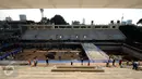 Tampilan kolam Stadion Renang Gelora Bung Karno saat proses renovasi, Jakarta, Jumat (24/3). Renovasi ini memenuhi persyaratan fasilitas olah raga renang yang disyaratkan induk cabang olahraga renang internasional (FINA). (Liputan6.com/Helmi Fithriansyah)