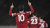 Gelandang Liverpool, Philippe Coutinho, merayakan gol yang dicetaknya ke gawang Swansea pada laga Premier League di Stadion Anfield, Liverpool, Selasa (26/12/2017). Sepanjang karier di Liverpool, Coutinho mencetak 54 gol. (AFP/Paul Ellis)