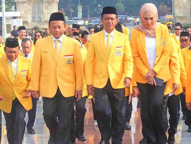 Ketua Umum Partai Golkar, Bahlil Lahadalia (tengah) bersama jajaran petinggi partai berlambang pohon beringin berjalan bersama sesaat tiba di Taman Makam Pahlawan (TMP) Kalibata, Jakarta, Senin (20/10/2025). (merdeka.com/Arie Basuki)