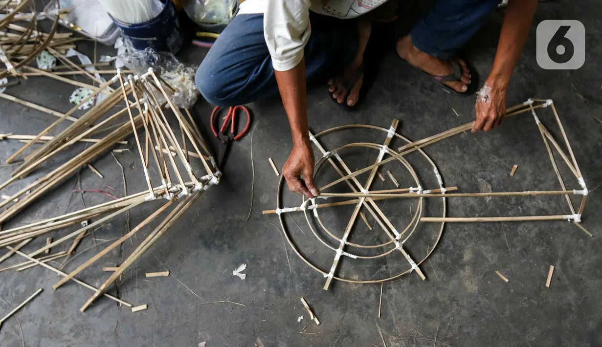 Para perajin mengaku, setiap mendekati perayaan Imlek pendapatan mereka naik hingga 100 persen. (Liputan6.com/Herman Zakharia)