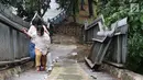 Pejalan kaki menaiki tangga JPO yang rusak di Terminal Kampung Rambutan, Jakarta, Senin (28/1). Kondisi JPO yang sebagian pagar pembatasnya rusak tersebut membahayakan pejalan kaki apabila tidak segera diperbaiki. (Liputan6.com/Immanuel Antonius)