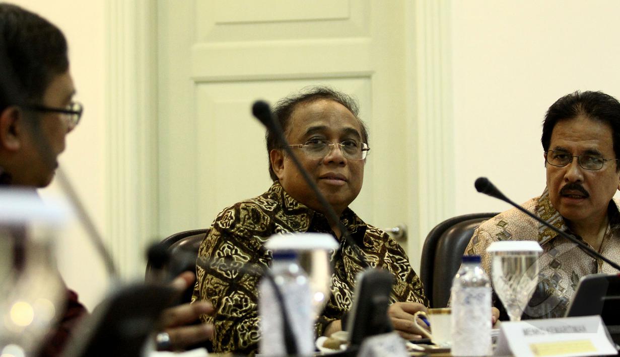 Sejumlah menteri turut hadir pada  rapat terbatas di Kantor Presiden, Komplek Istana Kepresidenan, Jakarta, Senin (16/3/2015). Rapat membahas tentang paket kebijakan ekonomi pemerintah. (Liputan6.com/Faizal Fanani)