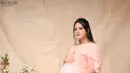 Di kehamilan ketiga pula, Kahiyang Ayu tampil mengenakan dress pink panjang yang membuatnya tampil bak princess. [@ayanggkahiyang]