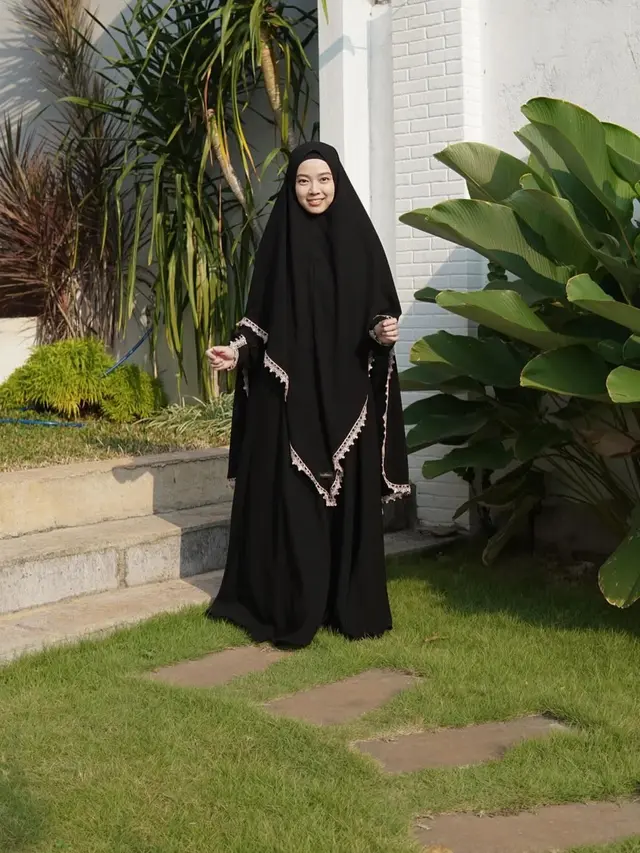 6 Outfit Gamis ala Lindswell Kwok, Inspirasi Gaya Muslimah Modis Tetap Syar'i