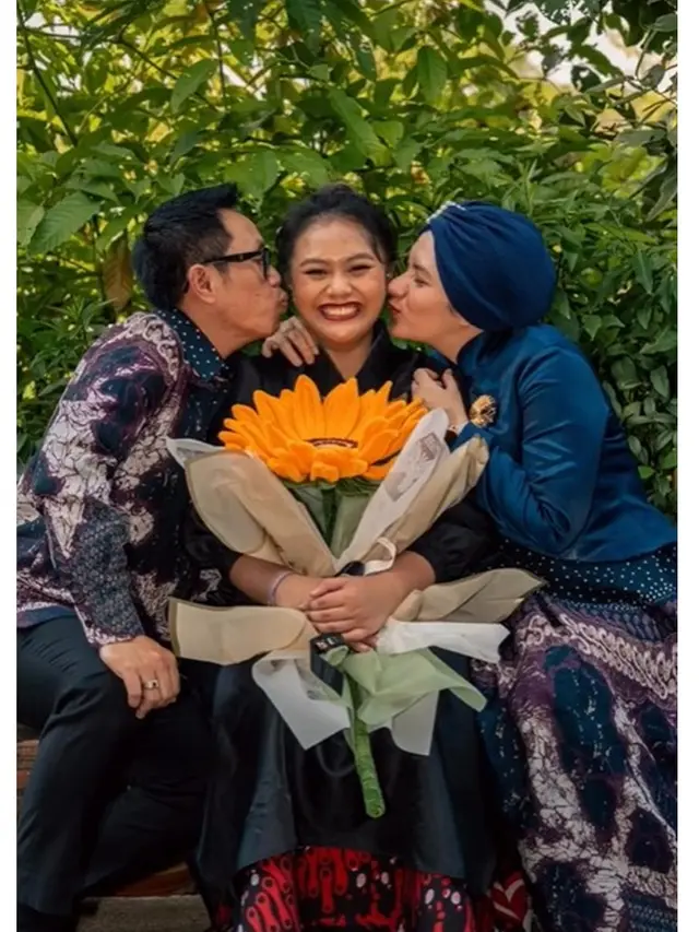6 Potret Wisuda Nayla Ayu di Singapura, Keluarga Eko Patrio Kompak Pakai Batik