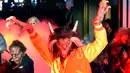 Heidi Klum berkostum manusia serigala sambil melakukan gerakan dari video klip Thriller pada pesta Halloween di New York, Selasa (31/10). Dari ujung kepala hingga kaki, Heidi terlihat sama dengan karakter Michael Jackson. (Evan Agostini/Invision/AP)