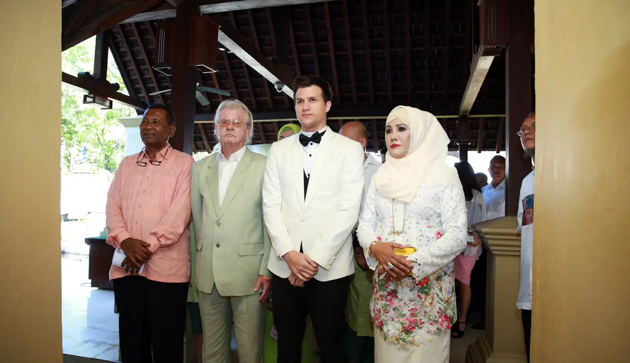 Khidmat dan sakralnya suasana akad nikah Risty Tagor dan Stuart Collin (M. Akrom Sukarya/Bintang.com)