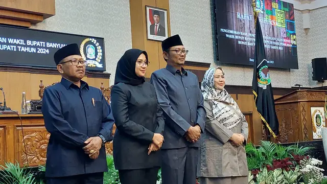 Bupati Banyuwangi terpilih Ipuk Fiestiandani (krudung hitam) menghadiri pengesahan bupati dan wakil bupati terpilih di gedung DPRD setempat (Istimewa)