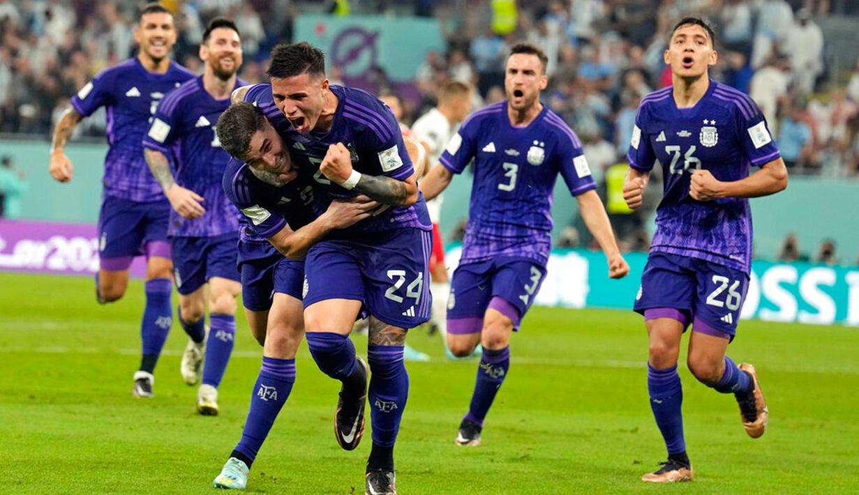 Pemain Argentina Julian Alvarez (depan kiri) dipeluk oleh rekan setimnya Enzo Fernandez (24) usai mencetak gol ke gawang Polandia pada pertandingan sepak bola Grup C Piala Dunia 2022 di Stadion 974, Doha, Qatar, 30 November 2022. Argentina lolos ke babak 16 besar Piala Dunia 2022 dengan status juara Grup C usai mengalahkan Polandia 2-0. (AP Photo/Natacha Pisarenko)