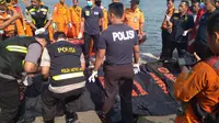 Evakuasi korban Lion Air JT 610 yang jatuh di Tanjung Karawang. (Merdeka.com)