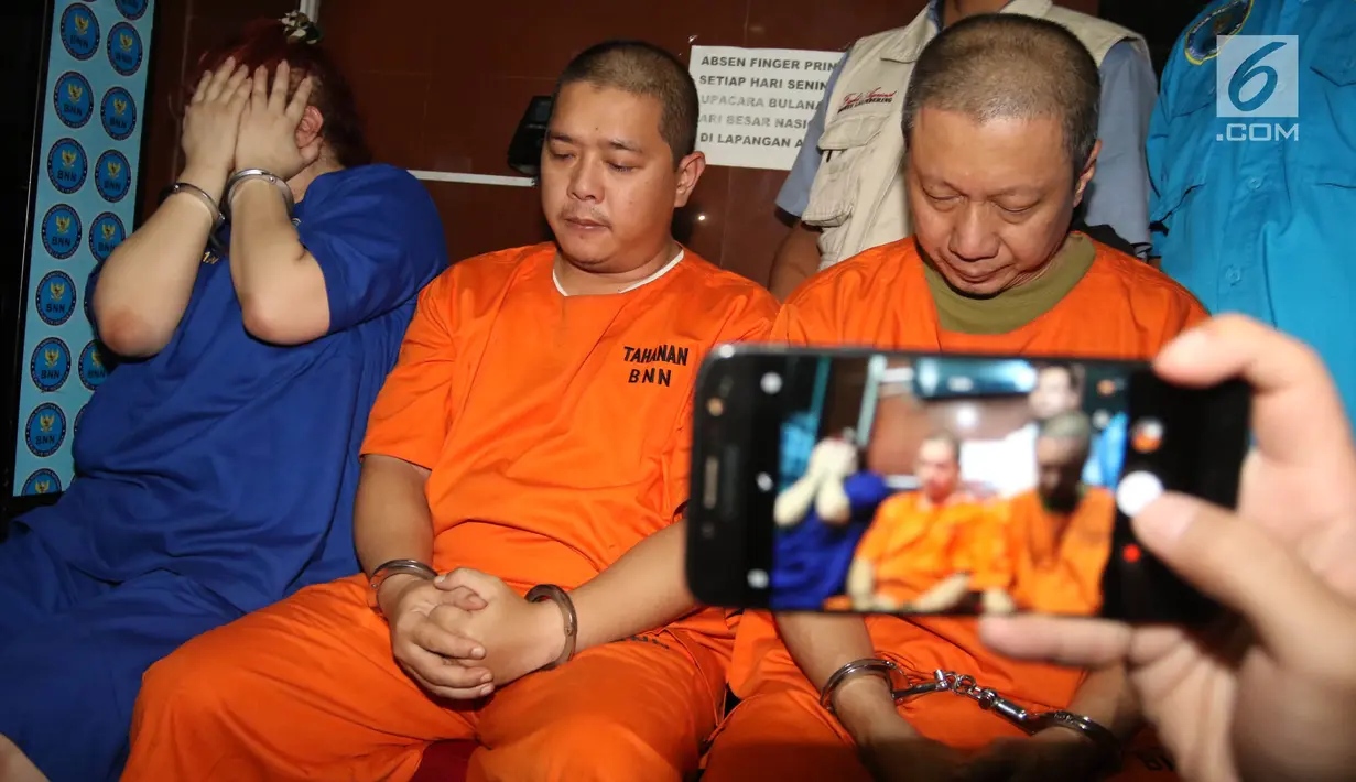 Tersangka kasus Tindak Pidana Pencucian Uang (TPPU) Narkotika dihadirkan saat rilis di BNN, Jakarta, Selasa (26/1).  BNN membongkar TPPU dari hasil kejahatan narkotik senilai Rp6,4 triliun dan mengamankan tiga tersangka. (Liputan6.com/Arya Manggala)