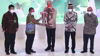 Wakil Menteri Lingkungan Hidup dan Kehutanan (KLHK) Alue Dohong menyerahkan penghargaan  Green Leadership Nirwasita Tantra kepada Gubernur Jawa Tengah Ganjar Pranowo, di Gedung Manggala Wanabakti, Jakarta, Rabu (20/7).