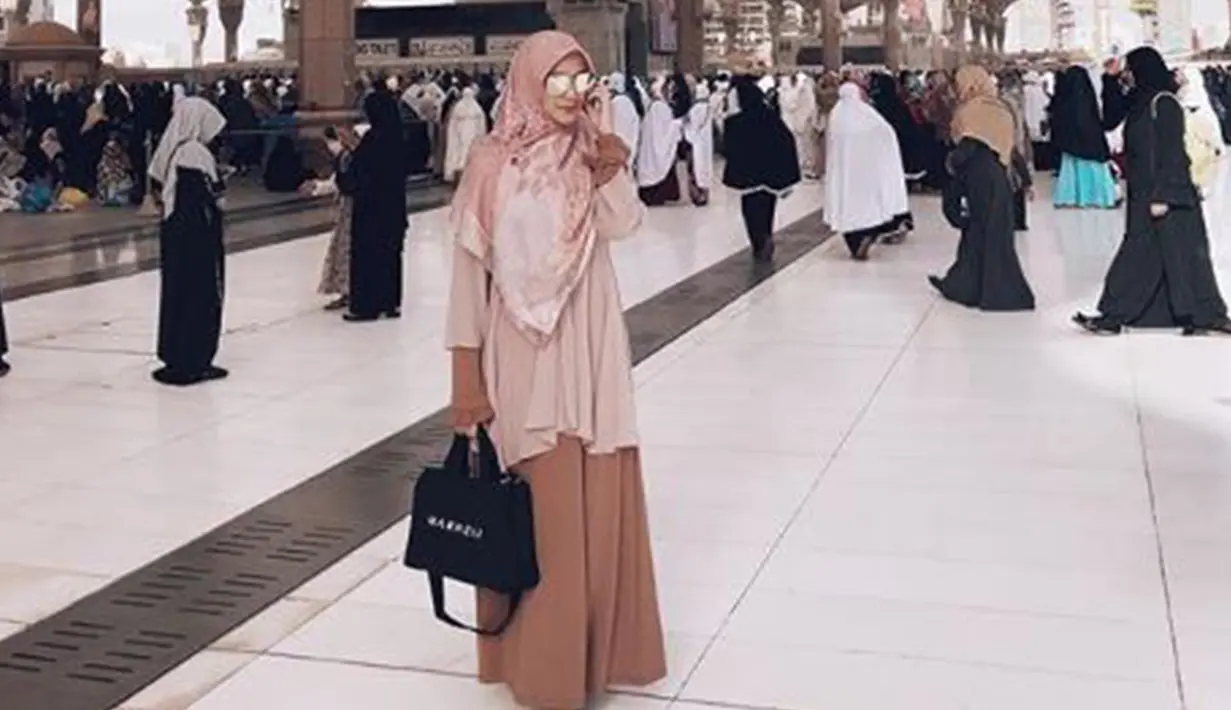 Pemain film 'Satu Suro' ini memilih tampil dengan outfit yang simple dan berdominasi warna pink. (Liputan6.com/IG/@citraciki)