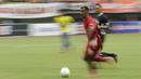 Geladang Persija Jakarta, Bruno Matos, menggiring bola saat melawan 757 Kepri Jaya pada laga Piala Indonesia di Stadion Patriot Bekasi, Jawa Barat, Rabu (23/1). Persija menang 8-2 atas Kepri. (Bola.com/Yoppy Renato)