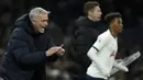 Pelatih Tottenham, Jose Mourinho, memberikan instruksi saat melawan Norwich pada laga Premier League di Stadion Tottenham, London, Rabu (23/1). Tottenham menang 2-0 atas Norwich. (AP/Matt Dunham)