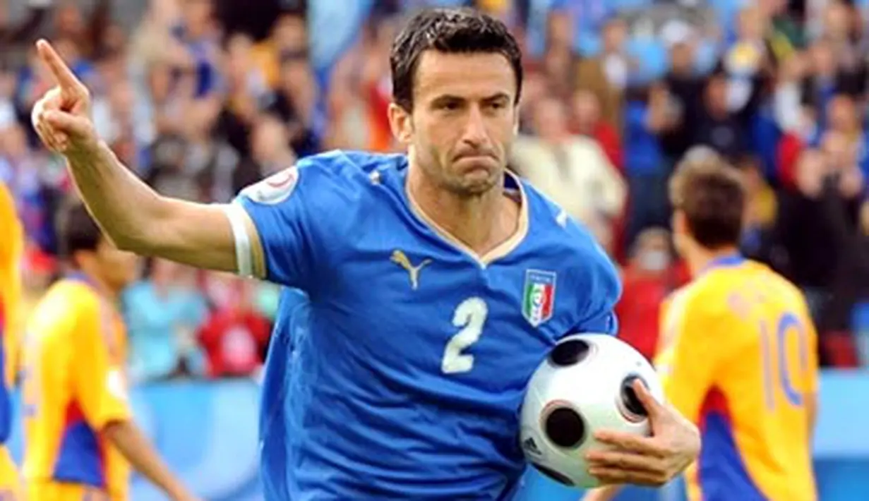Italian defender Christian Panucci celebrates after scoring against Romania during the Euro 2008 Championships Group C football match on June 13, 2008 Italy vs. Romania at Letzigrund stadium in Zurich, Switzerland. AFP PHOTO / BORIS HORVAT