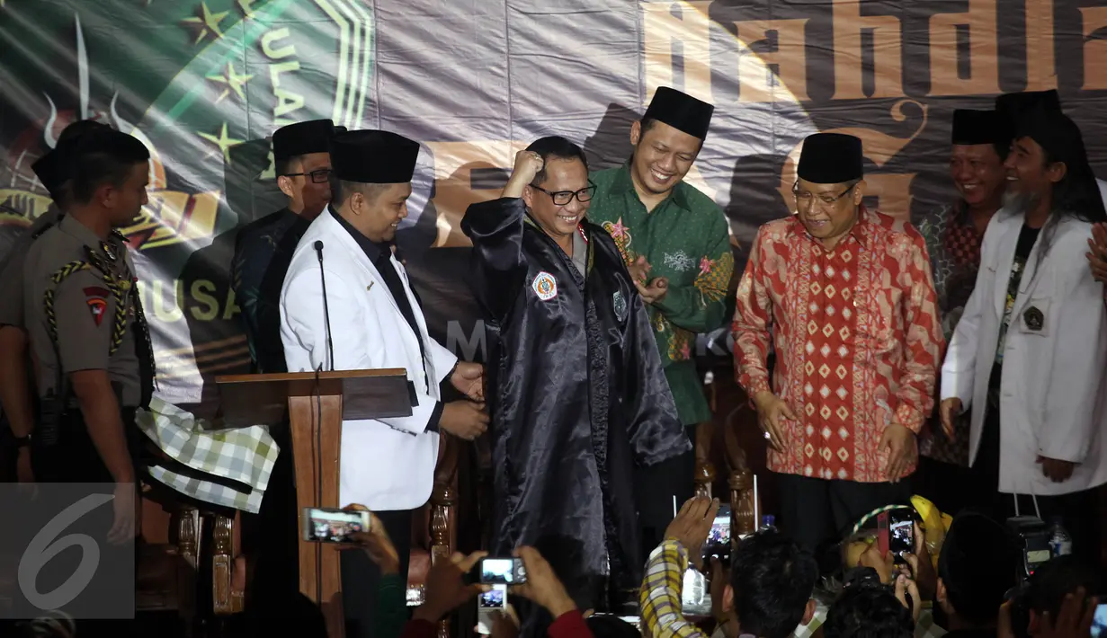 Kapolri Jendral Tito Karnavian menyapa para hadirin usai mengenakan jubah kehormatan PSNU Pagar Nusa pada acara pembukaan Kongres III PSNU di TMII, Jakarta, Rabu (3/5). Dalam acara itu turut hadir Ketum PBNU Said Aqil Siradj. (Liputan6.com/Johan Tallo)