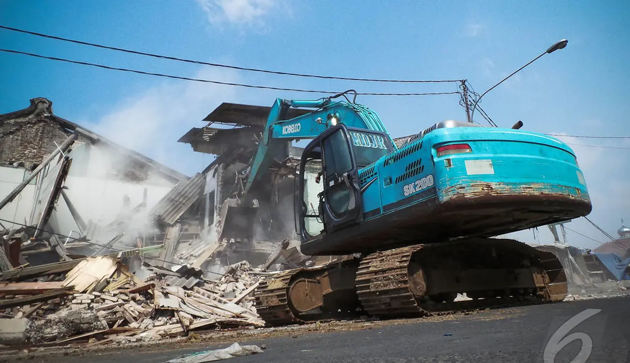 Dalam waktu yang tak terlalu lama, bangunan ini mampu dirobohkan oleh Eskavatir yang telah dipersiapkan Pemda DKI, Jakarta, Rabu (28/8/2014) (Liputan6.com/Faizal Fanani)