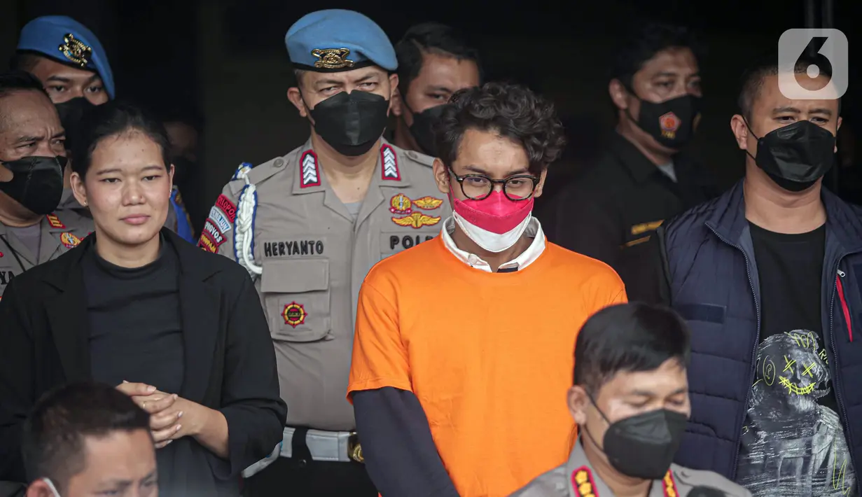 Musikus Ardhito Pramono (tengah) dihadirkan saat rilis kasus penyalahgunaan narkoba di Polres Jakarta Barat, Kamis (13/1/2022). Polisi menyatakan sudah menemukan rekam jejak digital Ardhito Pramono terkait narkoba yang dipakainya. (Liputan6.com/Faizal Fanani)