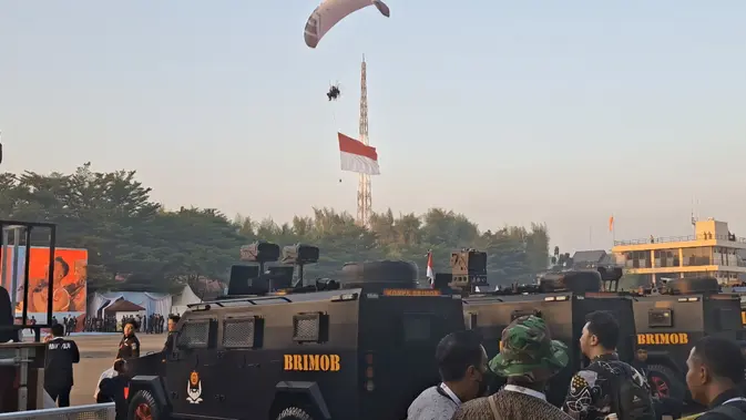 Paramotor Warnai Langit Cikeas Jelang Upacara HUT Bhayangkara
