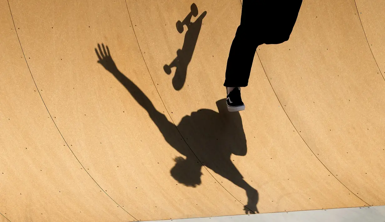 Bayangan seorang atlet Skateboard Belgia saat melakukan sesi latihan jelang Olimpiade di Ariake Urban Sports Park, Tokyo, Selasa (20/7/2021). Rencananya upacara pembukaan Olimpiade Tokyo 2020 akan digelar tanpa penonton. (Foto: AP/Charlie Riedel)