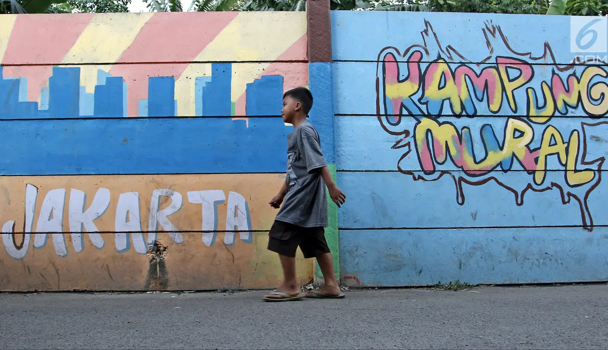 Seorang anak kecil berjalan di sisi tembok yang terdapat lukisan mural di kawasan Kramat Jati, Jakarta, Rabu (4/4). Mural yang ada di tempat ini mencerminkan pesan-pesan sosial positif kepada masyarakat. (Liputan6.com/Herman Zakharia)