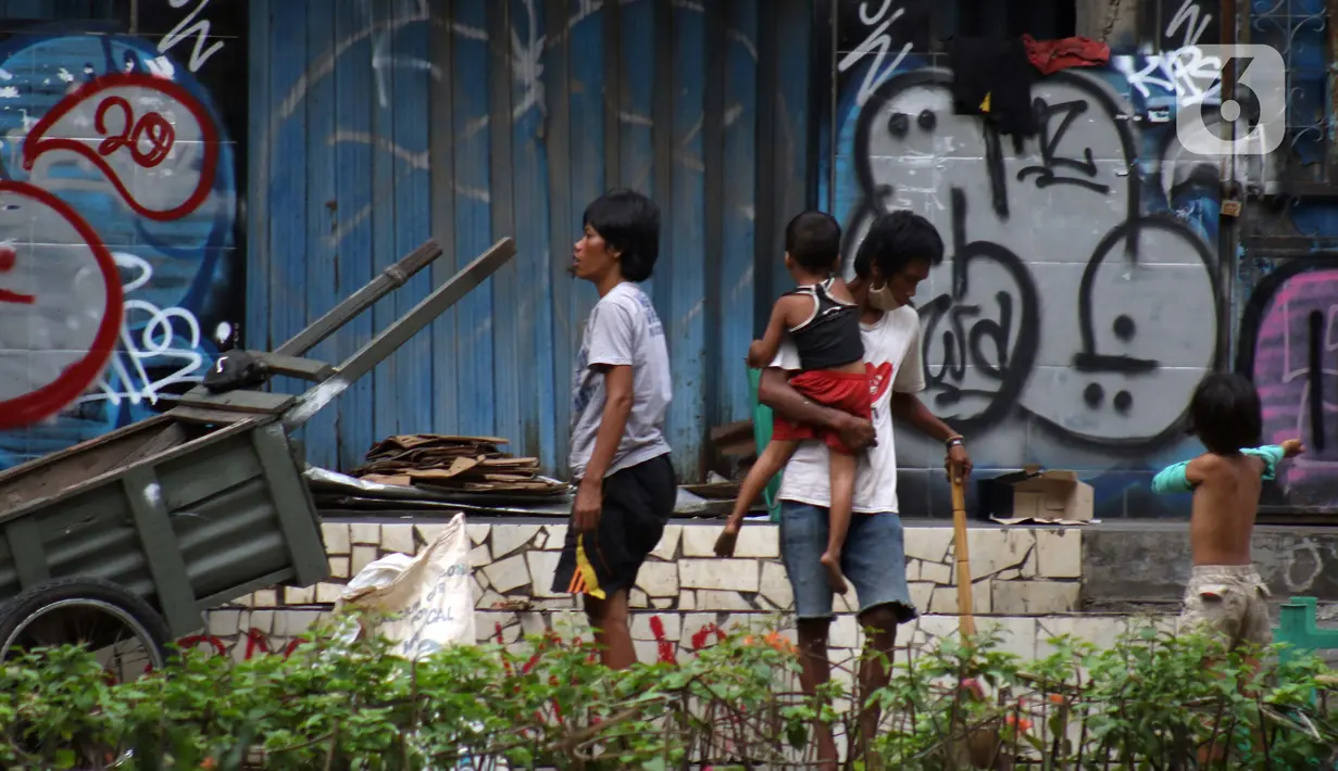 Pemulung beraktivitas di pinggir Jalan Prof DR Satrio, Jakarta, Kamis (30/4/2020). Setiap Ramadan tiba, kemunculan pemulung yang membawa gerobak marak terjadi. Saat ini, kemunculan mereka menjadi masalah tersendiri di tengah upaya memutus mata rantai penyebaran Covid-19. (Liputan6.com/Helmi Fithrian