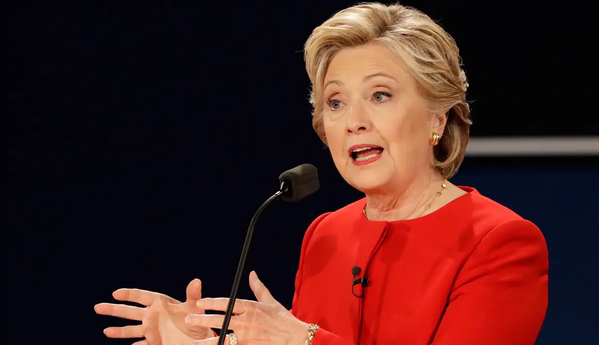 Capres dari Partai Demokrat, Hillary Clinton menjawab pertanyaan saat debat dengan capres dari Partai Republik Donald Trump pada debat pertama pemilu Amerika Serikat di Hofstra University, Hempstead, New York, Senin (26/09). (AP Photo/David Goldman)