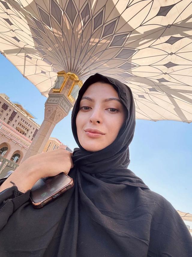 Tampilan Sarah Keihl Saat Ibadah Umroh Ini Banjir Pujian Warganet