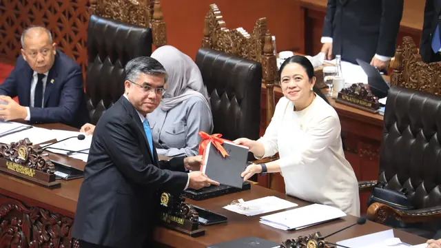 Menaker  Yassierli saat mewakili Presiden RI menyampaikan Pendapat Akhir Pemerintah terhadap RUU tentang Pelindungan Ketenagakerjaan dalam Rapat Paripurna DPR. (Foto: Kemnaker)